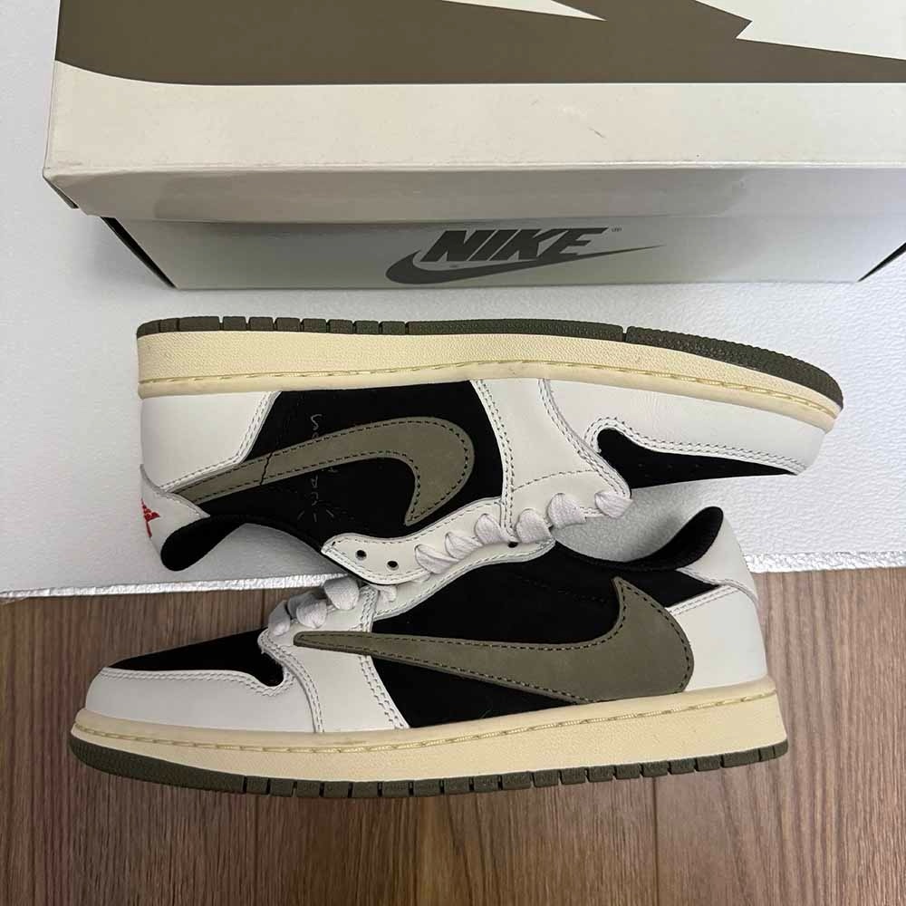 Jordan 1 Retro OG x Travis Scott Low White Sneakers